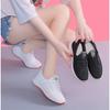 Nouvelles chaussures simples respirantes et creuses en tissu moucheté pour femmes, petites chaussures blanches et noires, chaussures de course et de marche décontractées pour femmes d'âge moyen et âgées