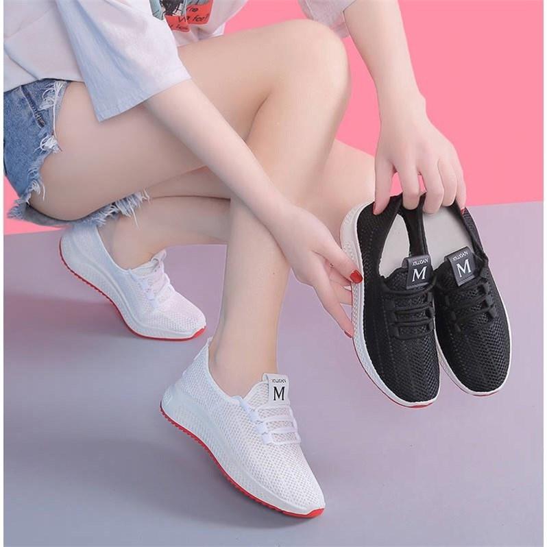Nouvelles chaussures simples respirantes et creuses en tissu moucheté pour femmes, petites chaussures blanches et noires, chaussures de course et de marche décontractées pour femmes d'âge moyen et âgées