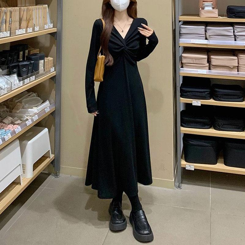 French Style Stylish Folds Dresses 2025 Autumn Winter Solid Color Female Clothing V-Neck Elegant A-Line Waist Knitted Long Dress