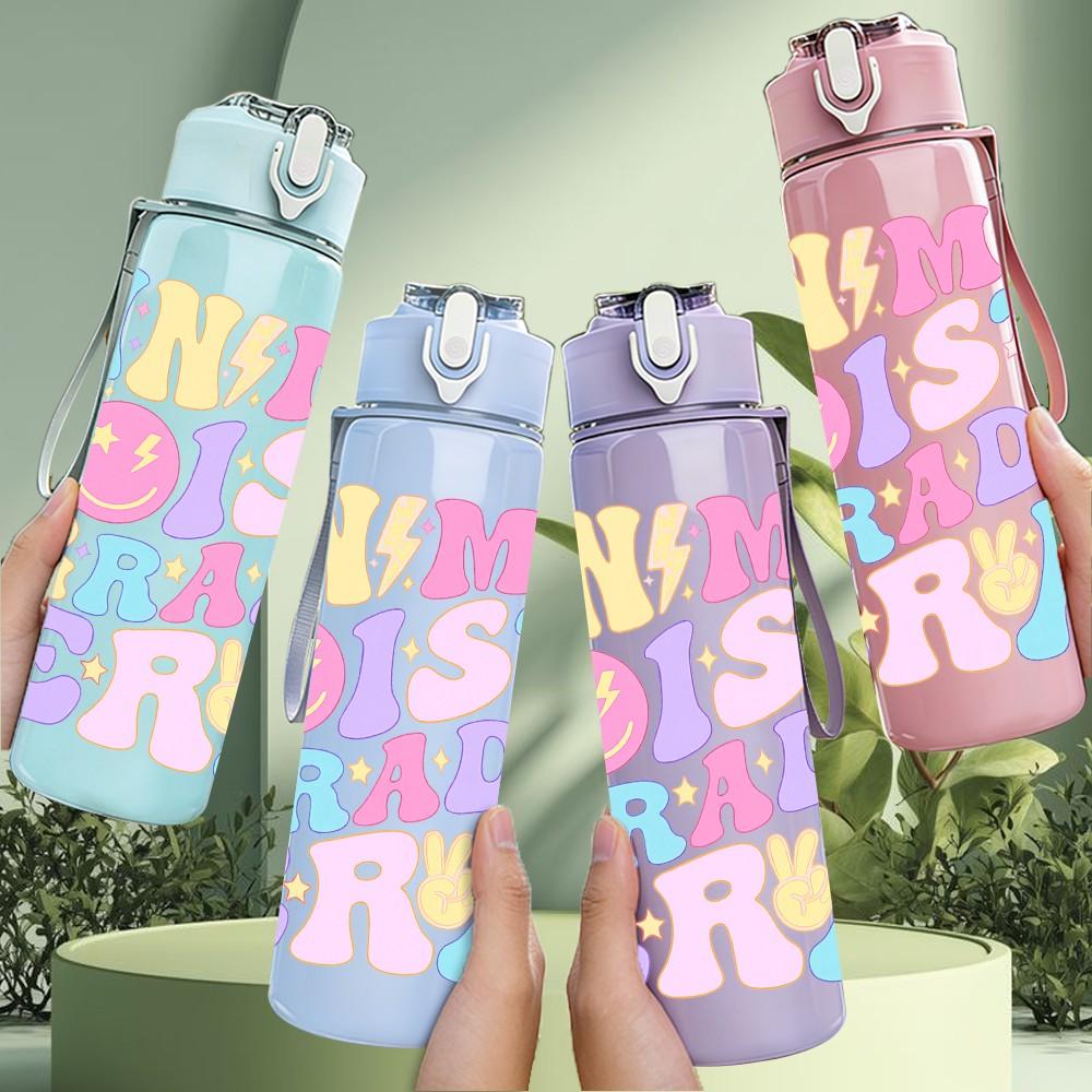1PC I Am My Older Cras Grade Retro Text Print 750ml Color Plastic Sports Water Bottle Leakproof Flip Straw Lid Suitable for Sports Office Home Use