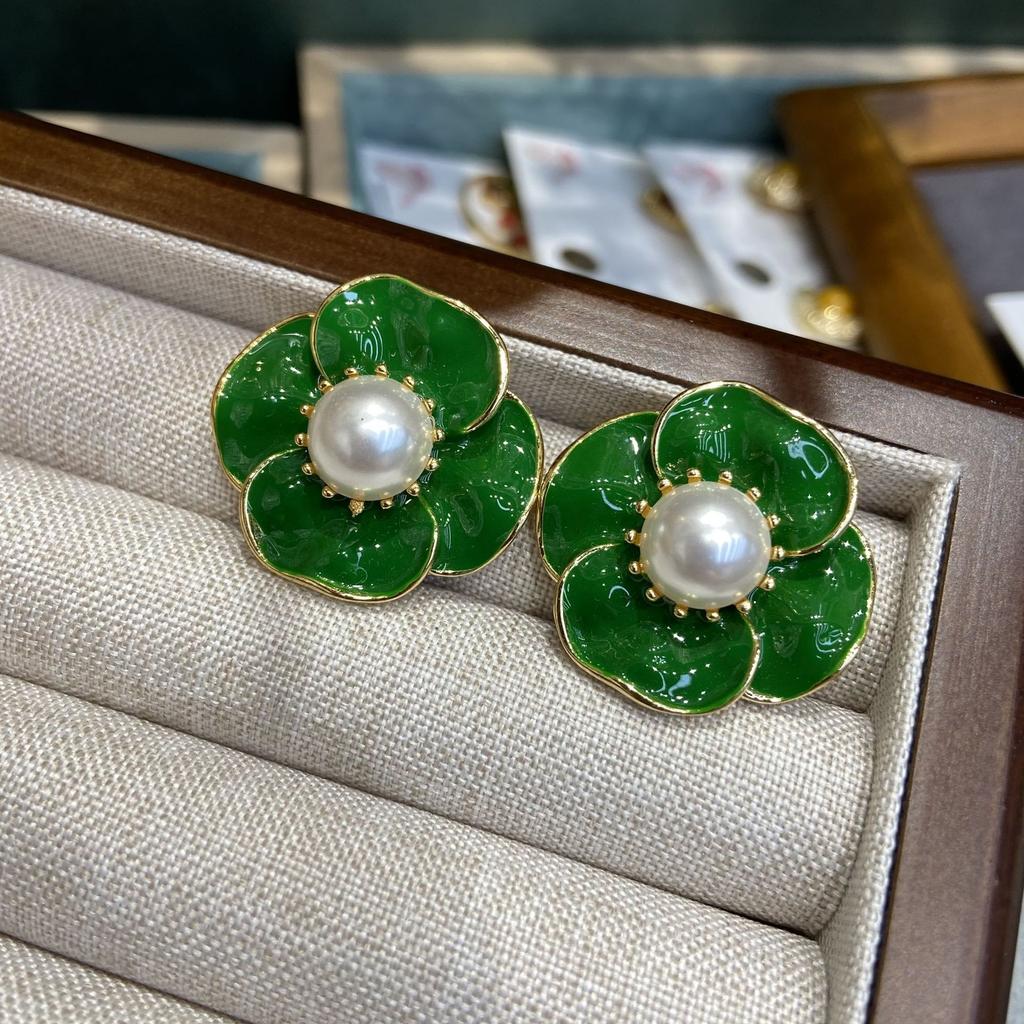 Temperament Sweet Retro Camellia Stud Earrings Women'S French Light Luxury Fashion Earrings Green Dripping Flower Earrings