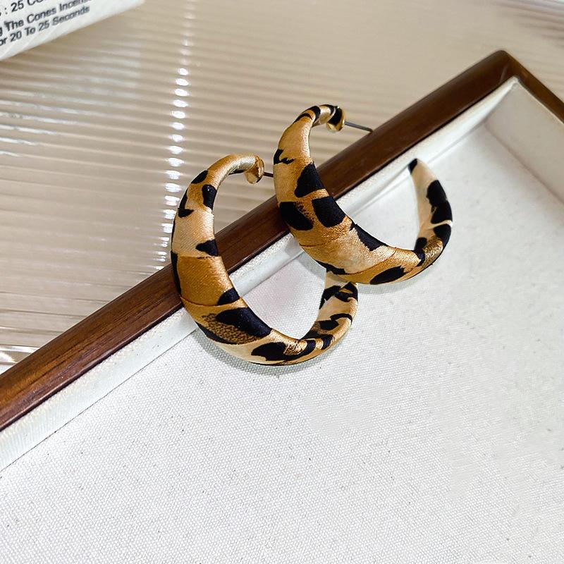 Retro Coffee Leopard Print Silver Needle Stud Earrings - Stylish High-End Design