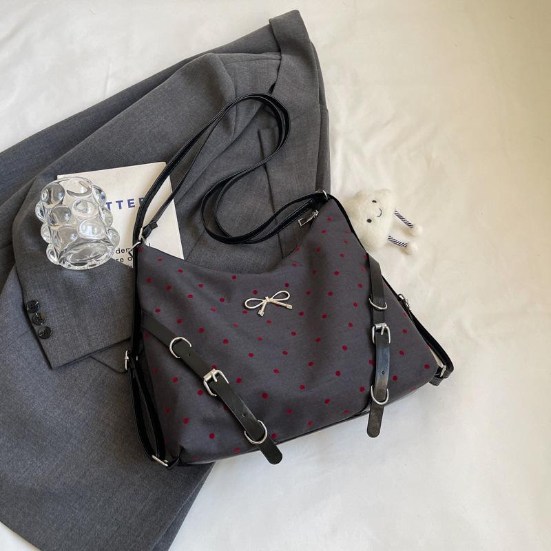 

Літо 2024 року в новому іноземному стилі, модна сумка великої ємності, проста модна сумка-месенджер, сумка на плече з нішевим дизайном Without pendant