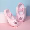 Scarpe da ballo in raso per bambini, con ricamo di corona e design a zampa di gatto.