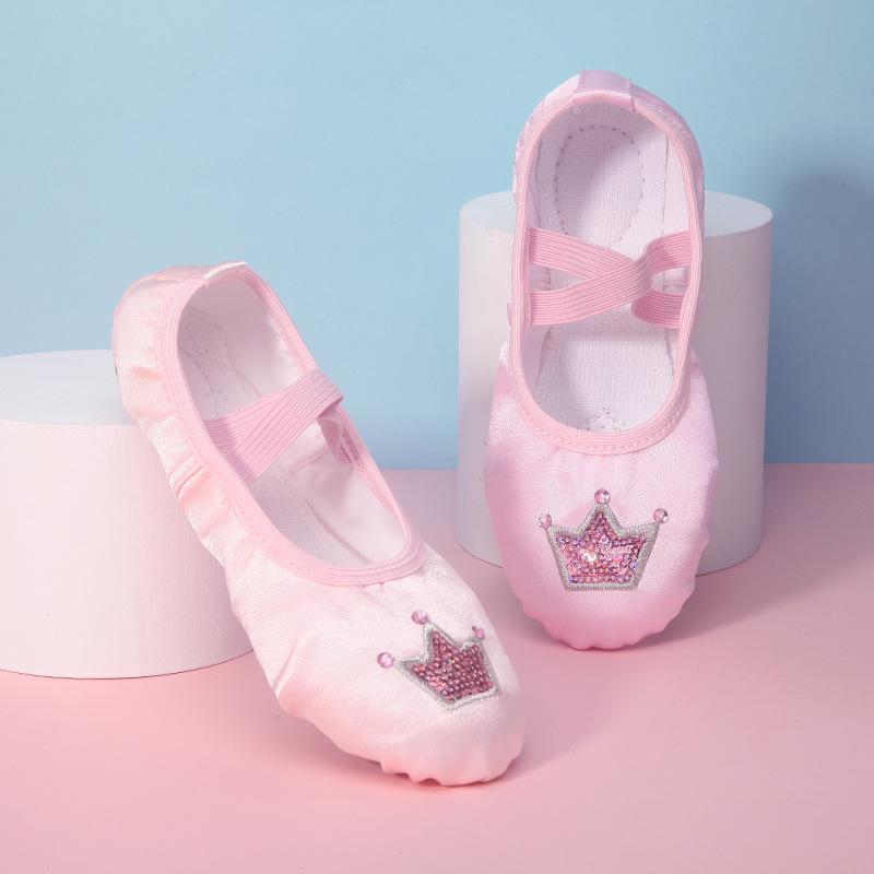 Scarpe da ballo in raso per bambini, con ricamo di corona e design a zampa di gatto.