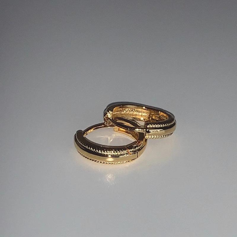 

Niche Twist Pattern Embossed Circle Earrings Female Minimalist Wind Fashion Exquisite Versatile Pure Earrings Elegant Accessories Classic Jewelry