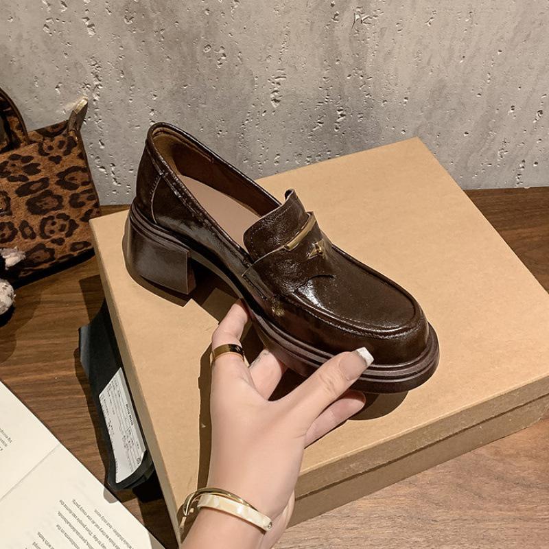 

Новые женские лоферы из коровьей кожи на среднем каблуке большого размера всесезонные одинарные туфли женские водонепроницаемые на платформе толстой подошве нескользящие квадратный каблук натуральная кожа 40 коричневый