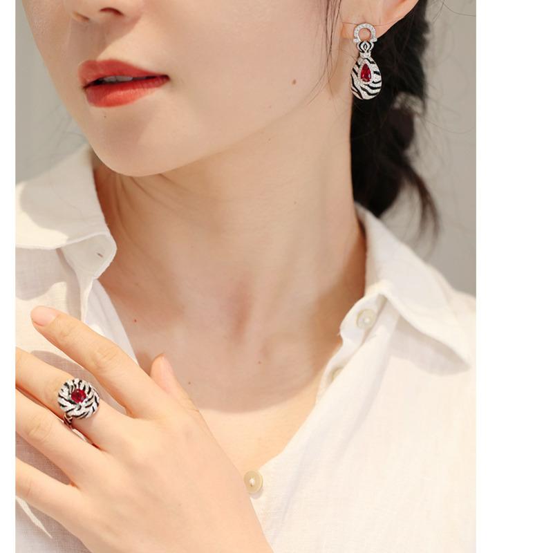 BELLA BOX Moderne Vintage Zebra Rubin Set Leopard Farbe Ring abnehmbare Ohrringe Ohrringe Anhänger Frauen