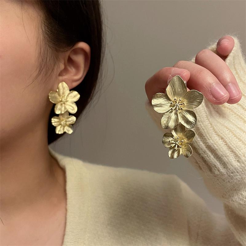 Vintage Gold Color Metal Flower Drop Earrings for Women Statement Stylish Exaggerated Simple Two Flower Jewelry Gifts