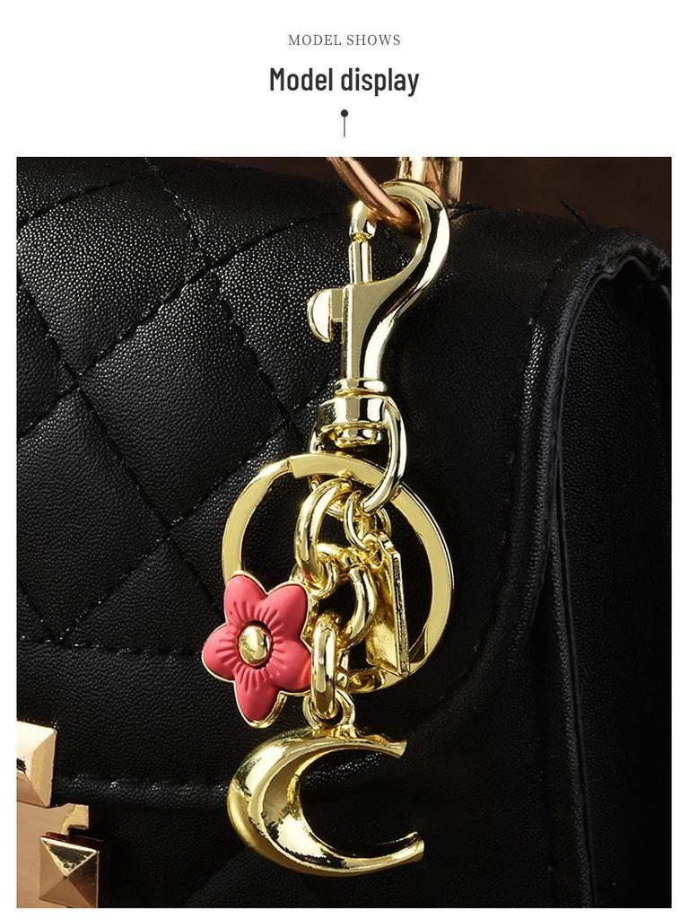 Bezaubernder floraler Buchstaben-Schlüsselanhänger: Kirsch- & Pflaumenblüten-Anhänger für Damentaschen