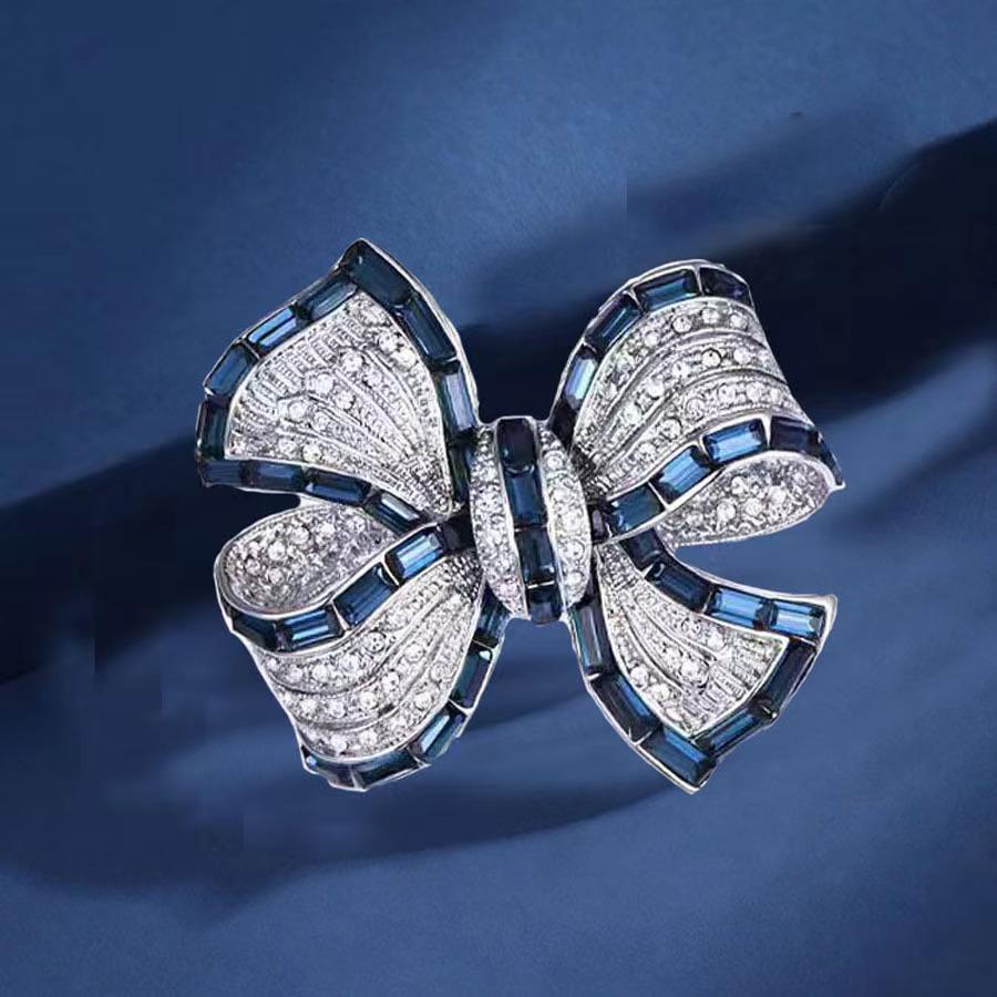Elegante Perlen-Strass-Brosche: Damen Exquisite Brosche im Stil kleiner Duft und Seidentuch-Schnalle