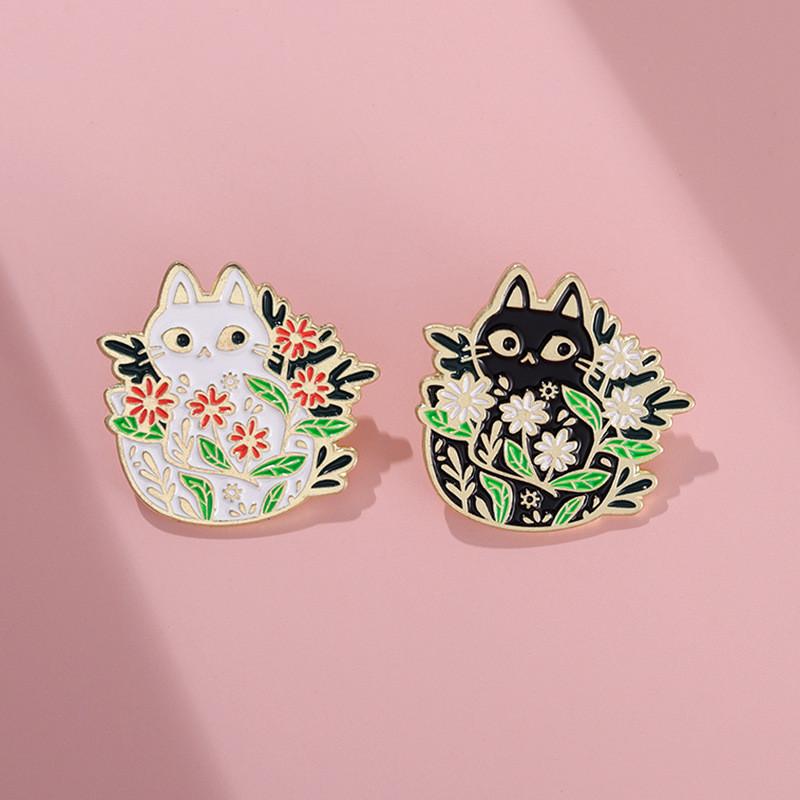 Cute Black And White Cat Brooch Charming Alloy Animal Pin For Fashionable Outfit Accessories