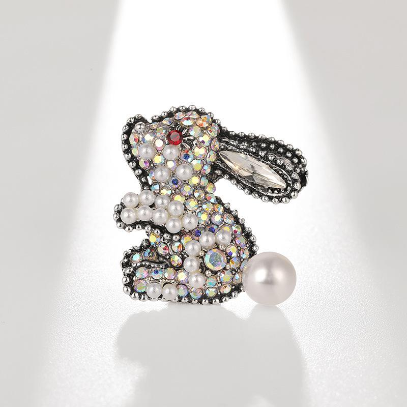 Bo Xin Yun Pearl Rabbit Brooch: Antique Silver Rhinestone Animal Pin for Clothing Accessories.