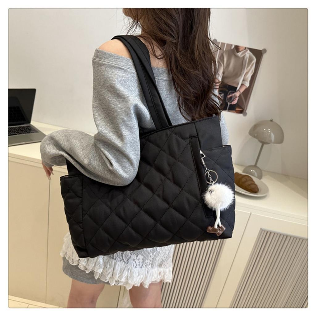 Large Capacity Checkered Handbag, Made of Durable and Wrinkle Resistant Quilted Material, with Multiple Pockets for Easy Storage