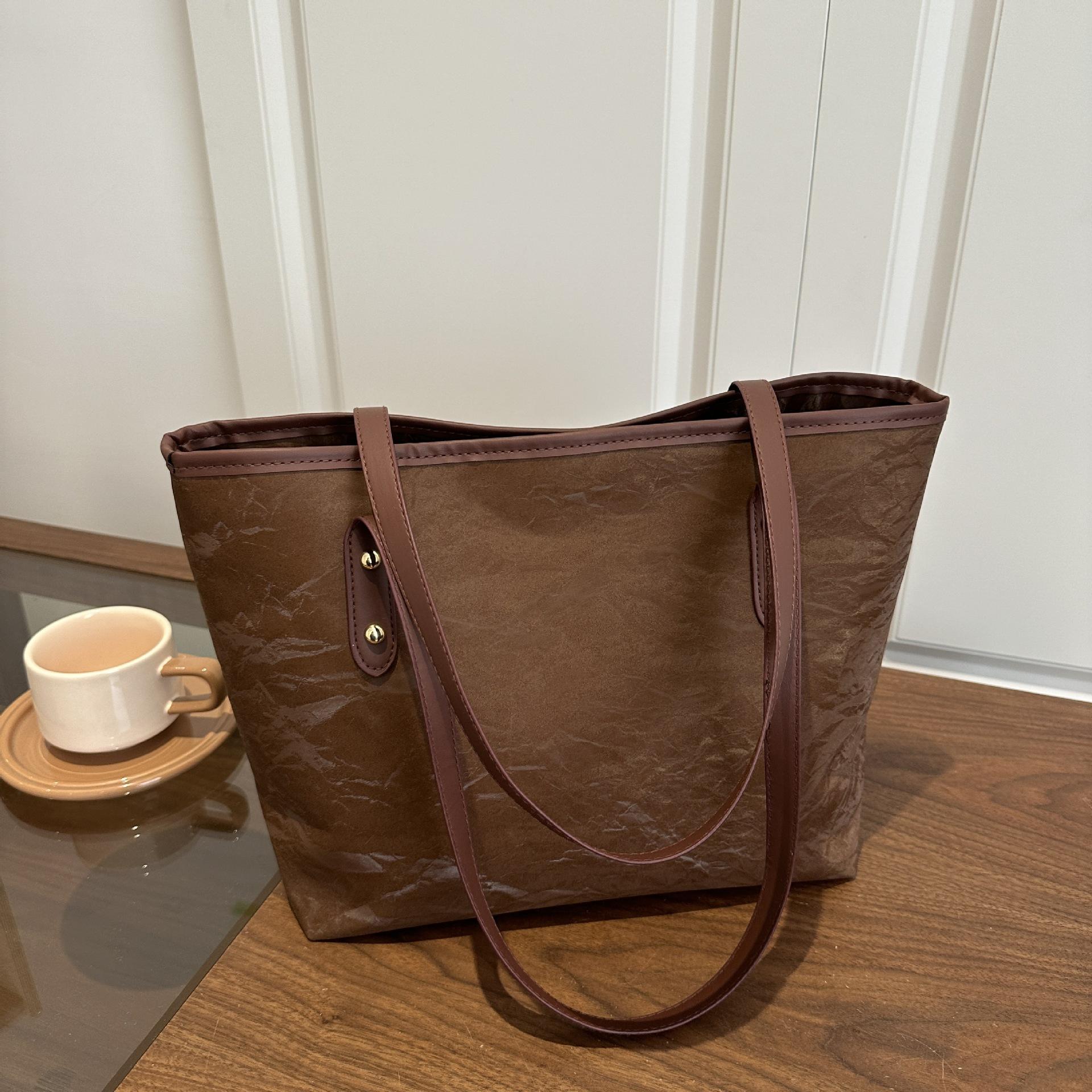 

Simple commuting and leisure 2025 winter new solid color trend fashion large capacity trend Jitote shoulder women s big bag коричневый