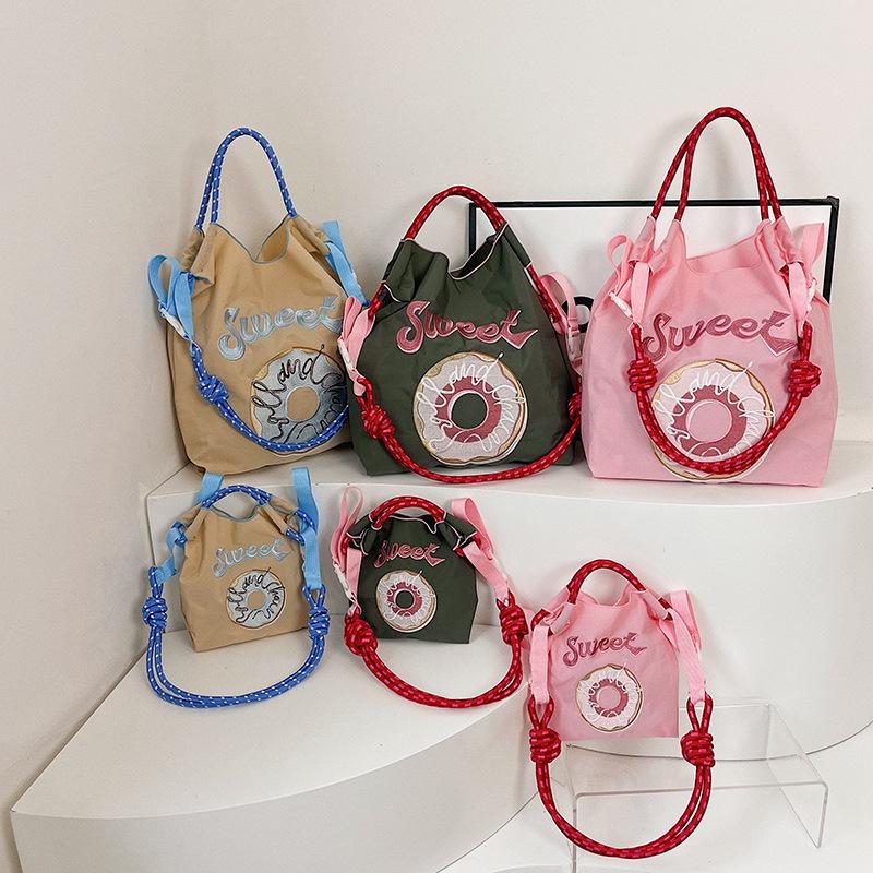 

2025 Изысканная вышивка Экологичная нейлоновая парусиновая сумка кроссбоди на плечо для женщин Pink Small