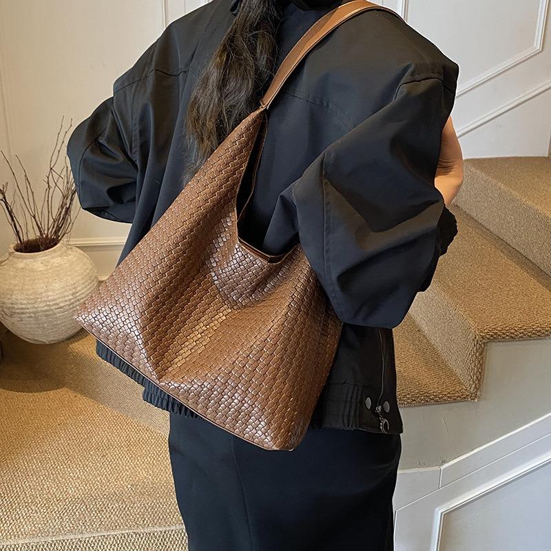 Mode beliebte Retro gewebte Pendler-Tragetasche Nischendesign Achseltasche Damen große Kapazität Schultertasche