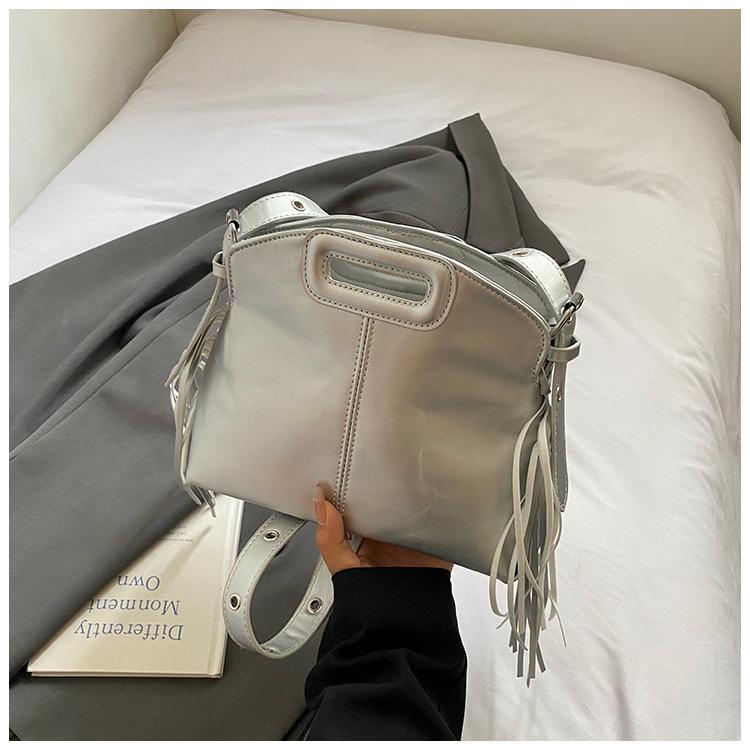 

This year, large-capacity bags are popular, women s new fashionable retro portable bucket bags, high-end shoulder messenger bags are trendy. серебряный