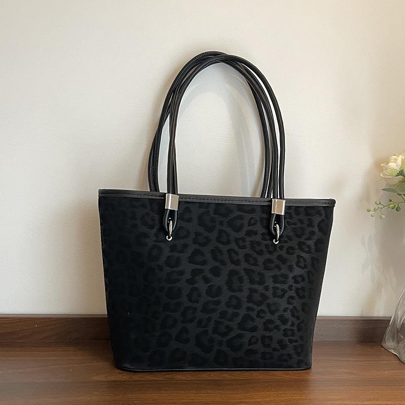

Сумка-тоут премиум-текстуры с леопардовым принтом, новинка осени, женская темпераментная сумка на плечо для通勤 чёрный