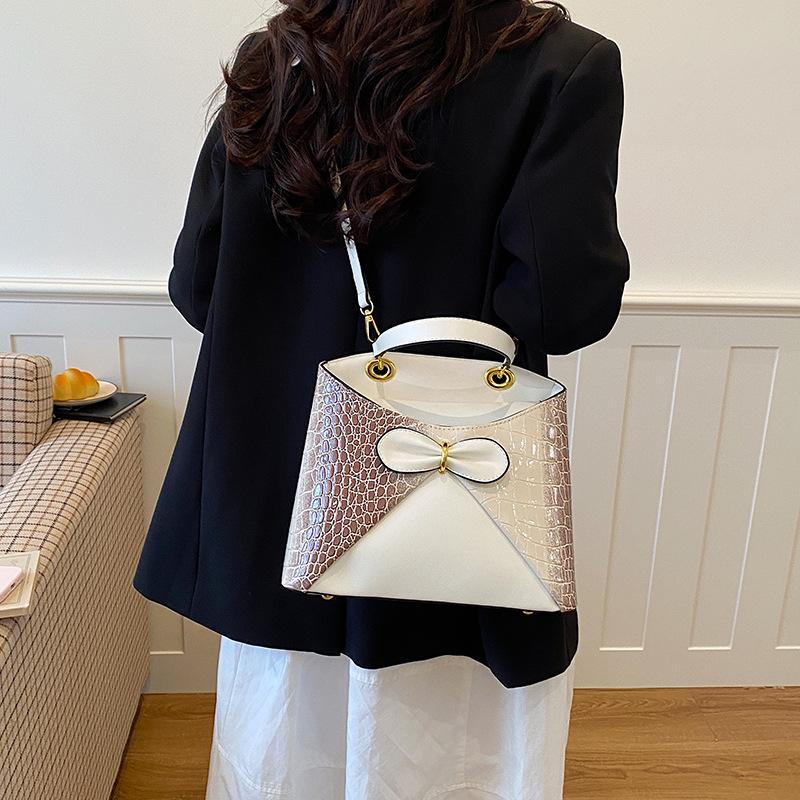 Small-scale Design Handbag - Crocodile-pattern Bucket Bag - Elegant Commuter Single-shoulder Crossbody Bag