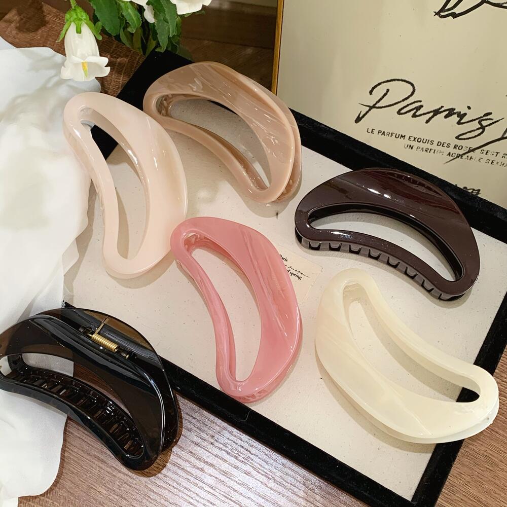 

Elegant Large Hollow Claw Clip: Women s High-End Curved Shark Hair Accessory 12cm