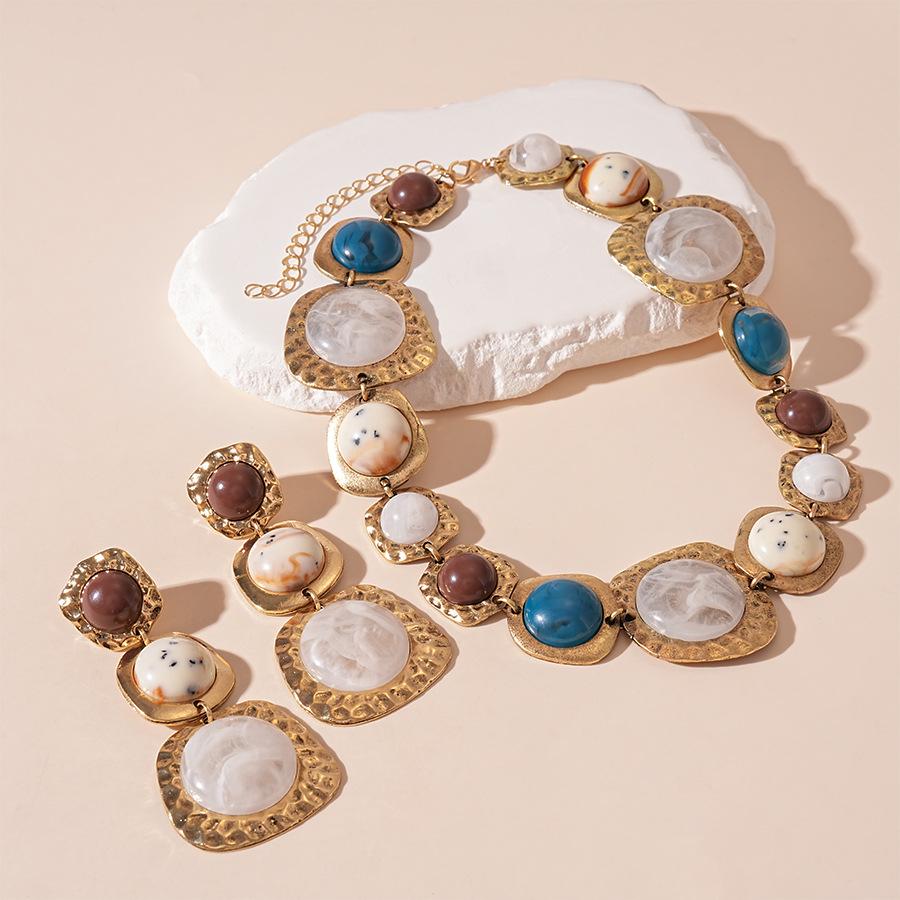 Elegant European & American Retro Resin Geometric Clavicle Necklace for Women