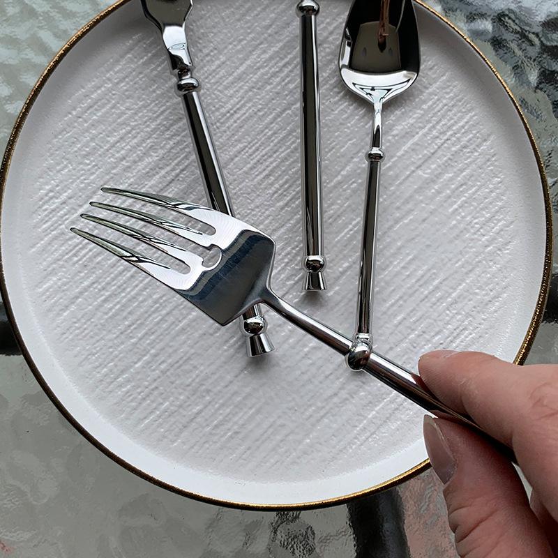 Elegant 304 Stainless Steel European Cutlery Set: Thickened Steak Knife, Fork, and Spoon for Hotel, Restaurant, or Home Use.