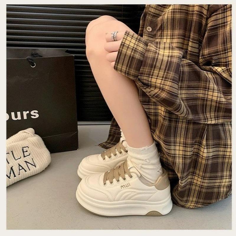 Modne sportowe buty casual na platformie damskie 2025 wiosna nowe wszechstronne okrągły nosek skórzane białe buty podwyższające damskie buty typu board