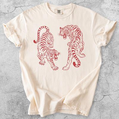 Tiger Tattoo T-Shirt, Vintage Großkatzen-Tee, Wildtier-Liebhaber Geschenk mit brüllendem Tiger, Retro Östliches Flash Streetwear Shirt