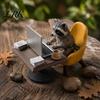 Miniatur-Büroszene Hochlandrind/Waschbär-Thema Schmuckstück, Tierische Schreibtischdekoration mit Realistischen Lustigen Schreibtischspielzeugen Laptop Kaffee & Dokumenten,