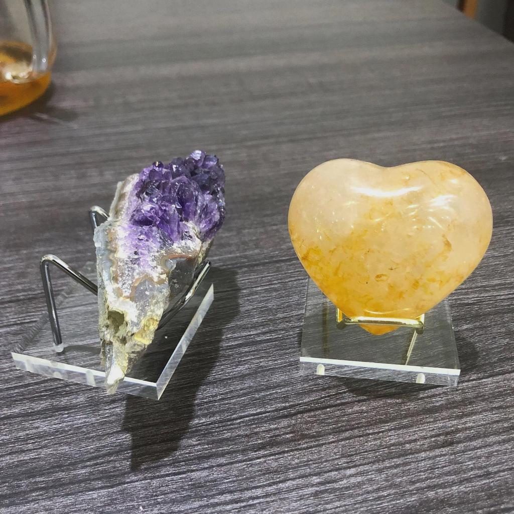 Surový krystalový nefrit minerální displej s akrylovou základnou na stojanu z tepaného železa