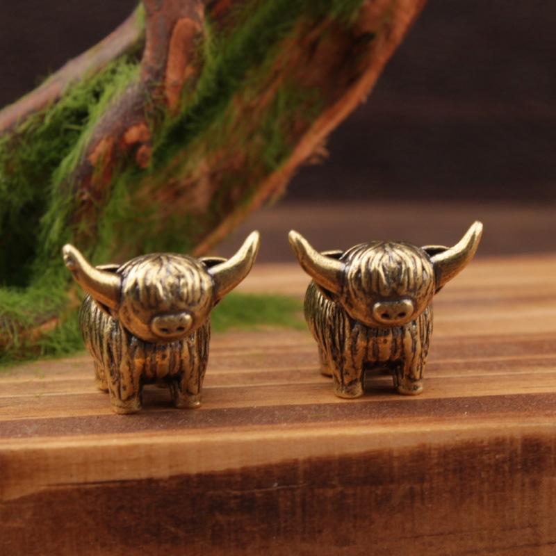 Mini Retro Brass Wall Highland Cattle Sculpture Hand Toy Gift Keychain Ornament Home Office Desk Decorative Ornament