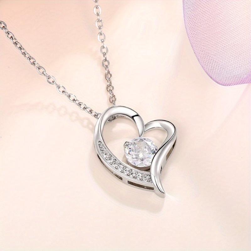 1Pc Fashionable, Inlaid with Synthetic Zircon, Love-shaped Necklace, Light Luxury Niche Design Zircon Pendant.