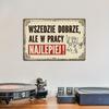 Vintage Metal Tin Sign - Funny Sarcastic Polish Quote "WSZEDZIE DOBRZE, ALE W PRACY NAJLEPIEJ" | Rustic Wall Art for Home Decor