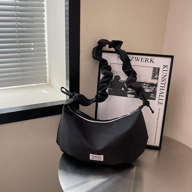 Niche baguette bag women's 2025 spring and summer new high-end shoulder messenger bag pleated cloud underarm bag