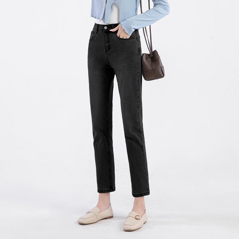 

Маленькие светло-голубые джинсы-сигареты с высокой посадкой и прямыми штанинами для женщин - Укороченные до щиколотки (Весна/Лето 2024) 29