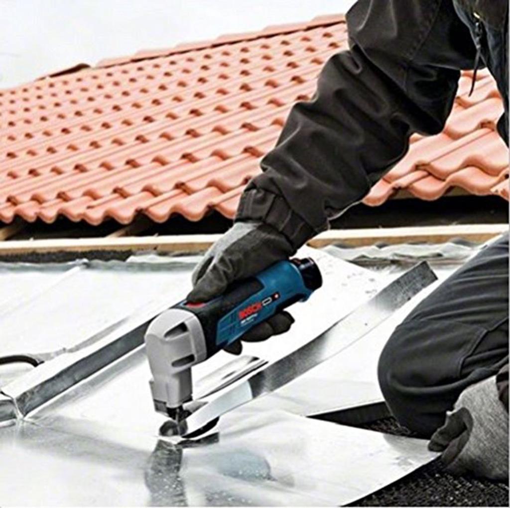 Bosch Professional Akumulátorový Share přenosný kufr 10.8V (1 2,0 Ah, nabíječka, součástí balení) GSC10.8V-LIN2