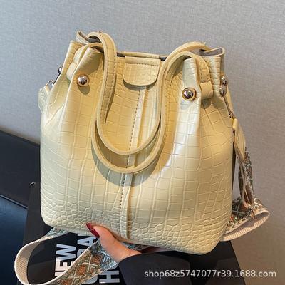 This Year's Popular Bag Women's Commuter Retro 2025 New Fashion Niche One-shoulder Crossbody Bucket Bag