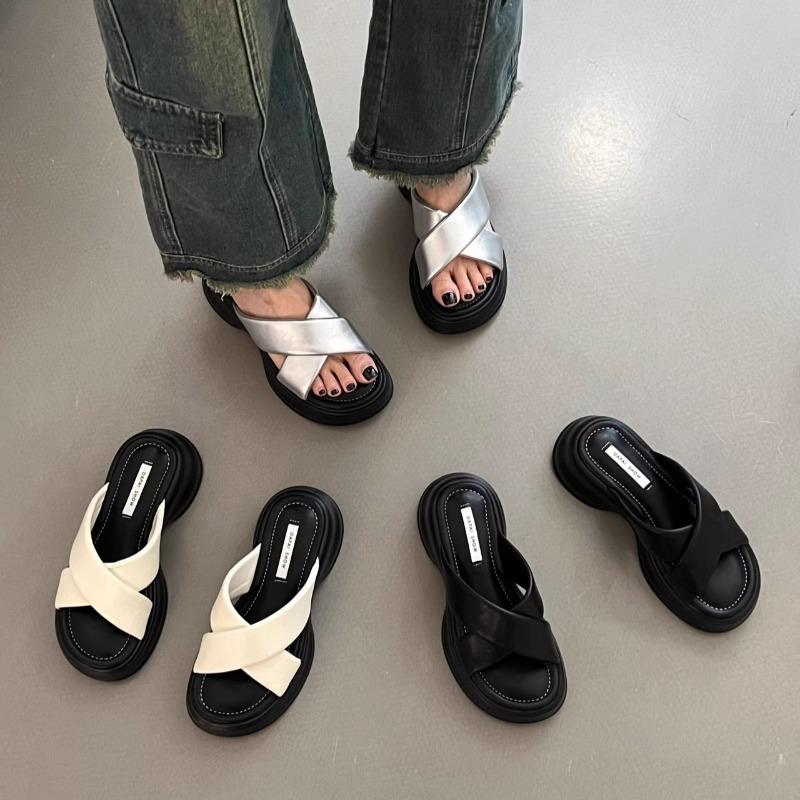 Thick-soled slippers for women's summer wear, new summer muffins to increase the height and cool slippers, small sandals and sandals.