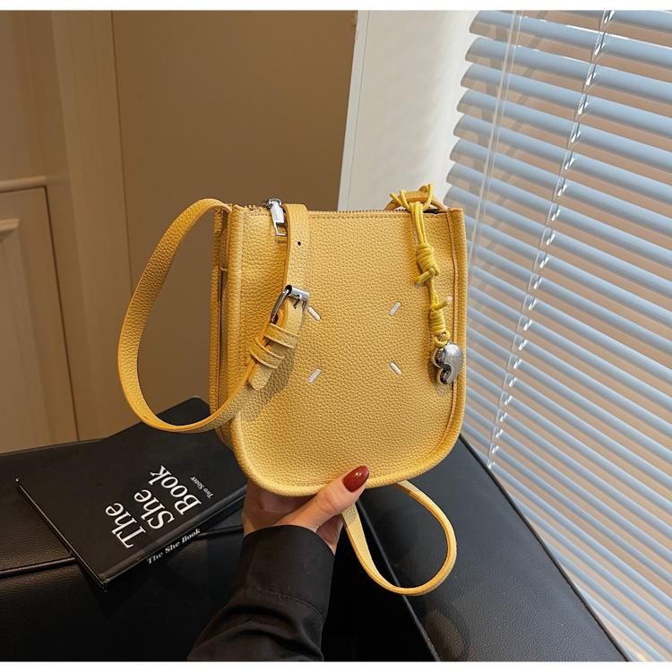 

Весна 2025 новый модный тренд сумка-седло повседневная текстура простая женская нишевая плечевая сумка-мессенджер жёлтый