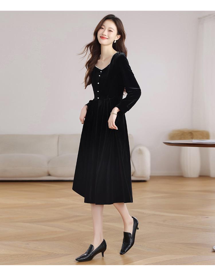 Elegantní dlouhé sametové černé šaty ve stylu Hepburn, přiléhavé a stahující v pase, ideální na podzim.