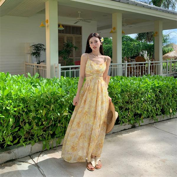 Gelbes florales Cutout-Taillen-Spaghettiträger-langes Strand-Schwingkleid