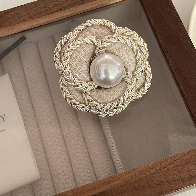 Fashion Medieval Brooch Pin Niche Vintage Camellia Pearl Brooch Light Luxury High-End Small Fragrant Style Brooch Female
