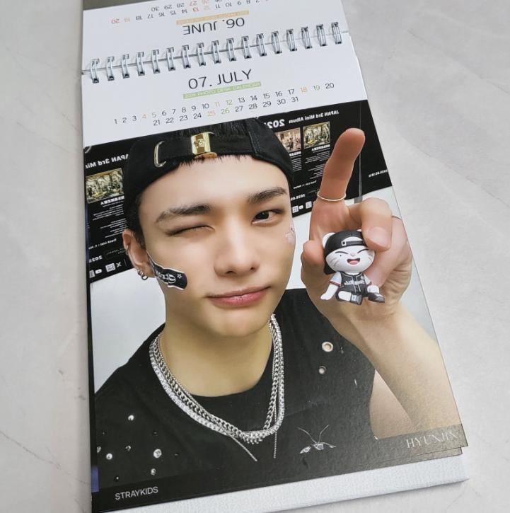 Stray Kids Hyunjin Stolní kalendář 2026 & 2027 K-pop Fanouškovské zboží