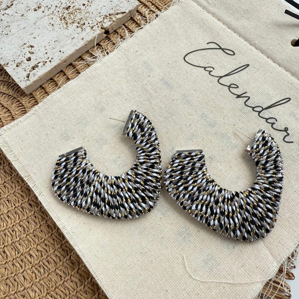 Elegante C-förmige Ohrringe aus Baumwollfaden: Vielseitig und schick für Herbst/Winter
