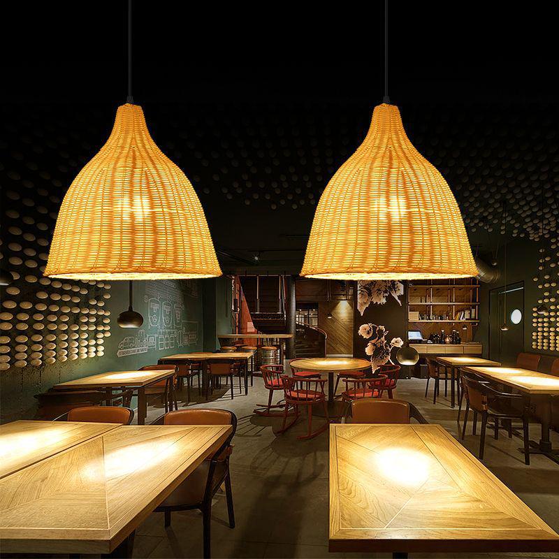 Wiktoriańska pleciona lampa wisząca z Azji Południowo-Wschodniej: Lampa pleciona z bambusa i słomy do restauracji, na wesela, do sklepów, hoteli i domów gościnnych.