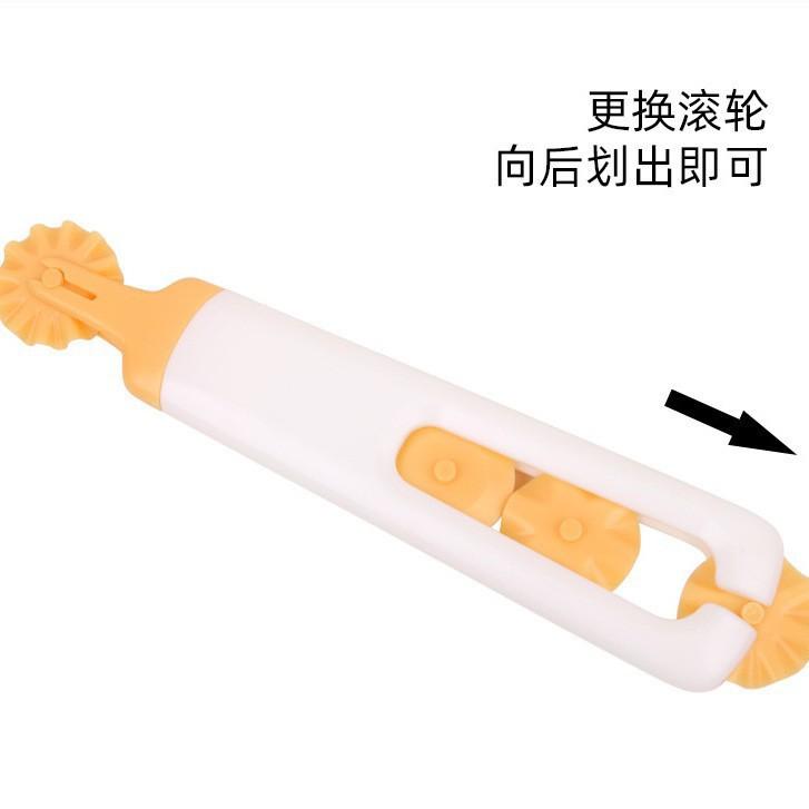 Malé nástroje do pečicí kuchyně, plastové kráječe na pizzu, mřížkové kráječe, velké a malé drátěné válečky na pizzu