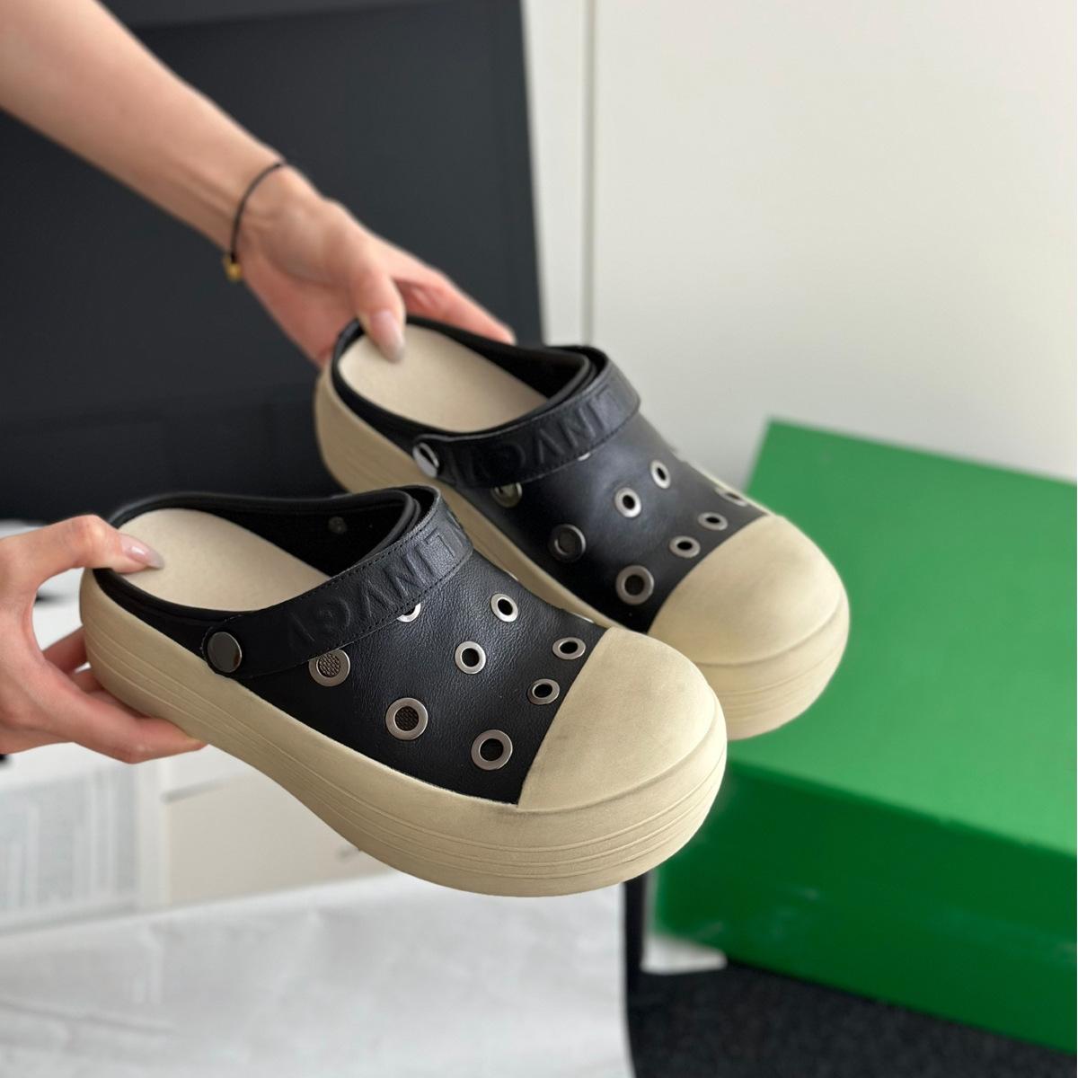 

Thick-soled heightening hole slippers for women s outer wear 2025 new models, comfortable and lightweight, two beach slippers for one pedal 40 чёрный