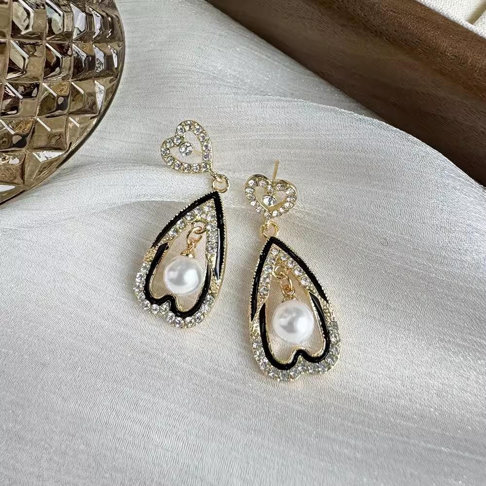 

Серьги Love с бриллиантами черного цвета, темпераментные модные серьги-гвоздики с жемчугом, универсальные серьги для подруг и девушек