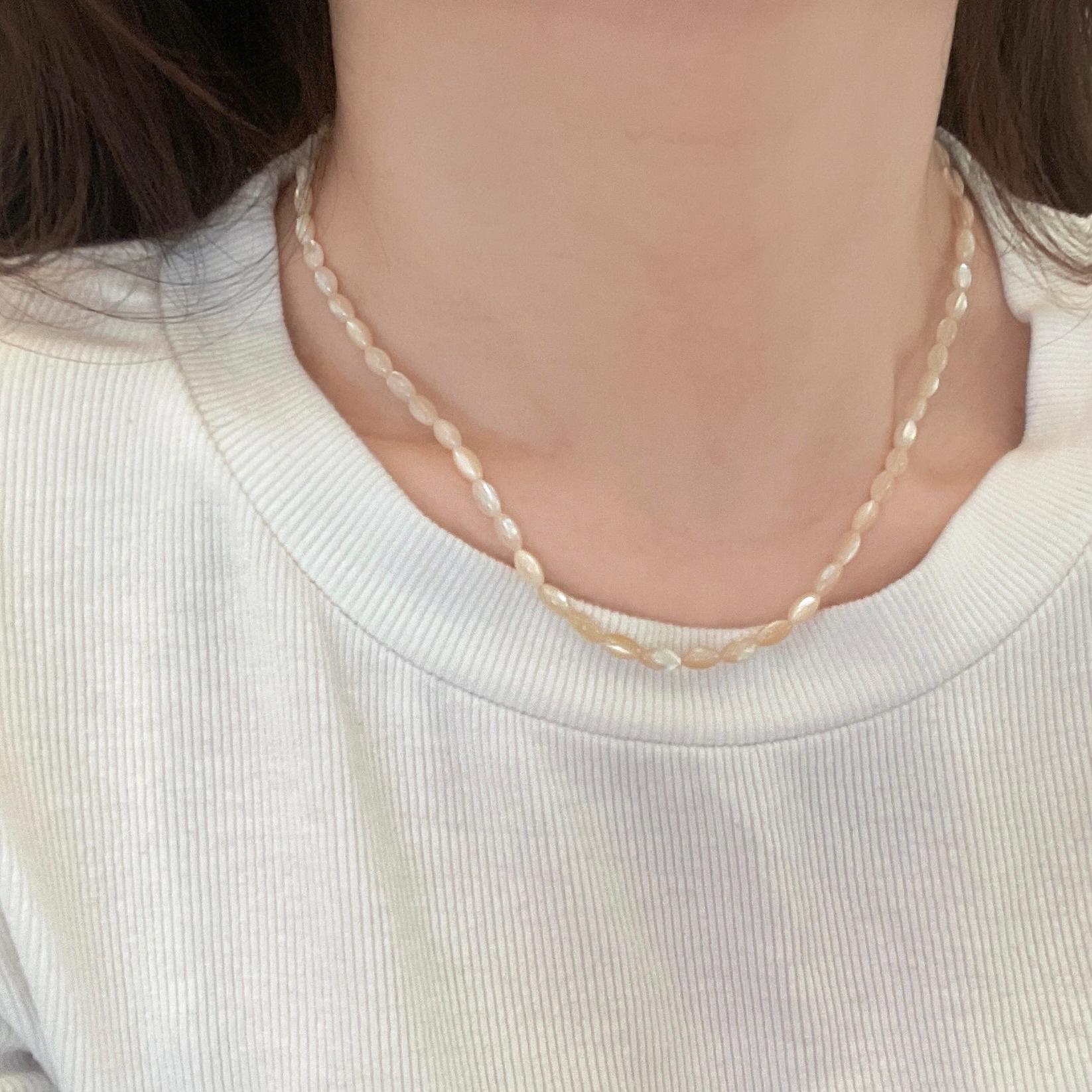 

2023 Женское роскошное ожерелье-чокер из жемчуга и рисовых бусин – Милый, крутой, нишевый аксессуар